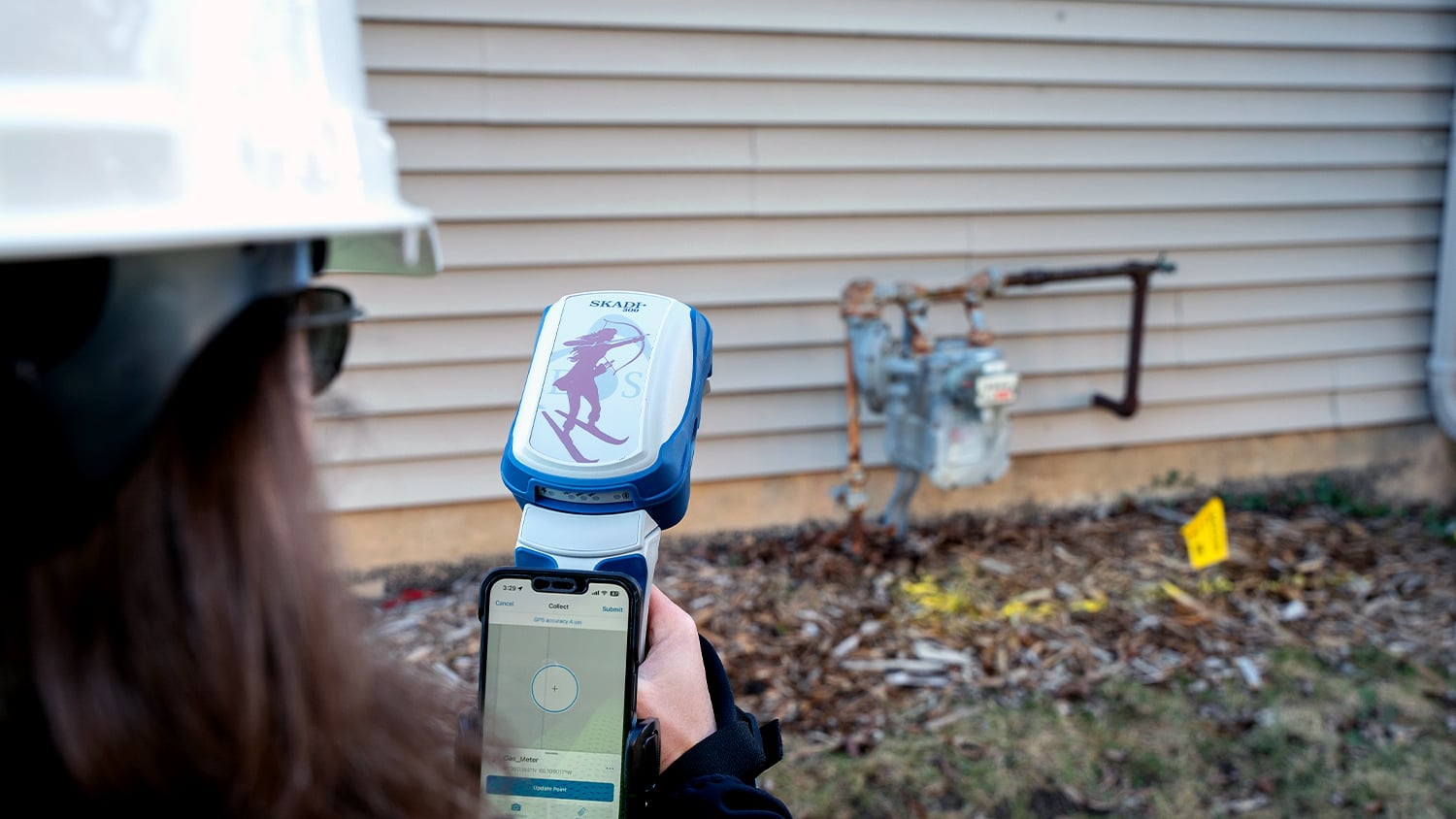 Skadi 300 GNSS receiver in use on a gas distribution project